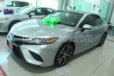 foto Toyota Camry SE 2.5L usado (2018) color Plata precio $369,000