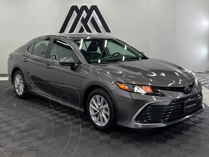 Foto Toyota Camry LE usado (2022) color Gris precio $386,999