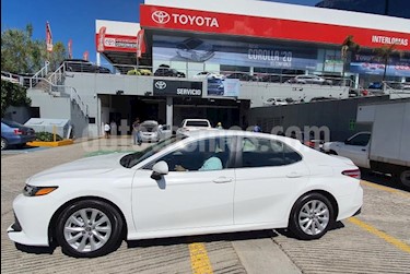 Toyota Camry 4P LE L4/2.5 AUT usado (2019) color Blanco precio $305,000