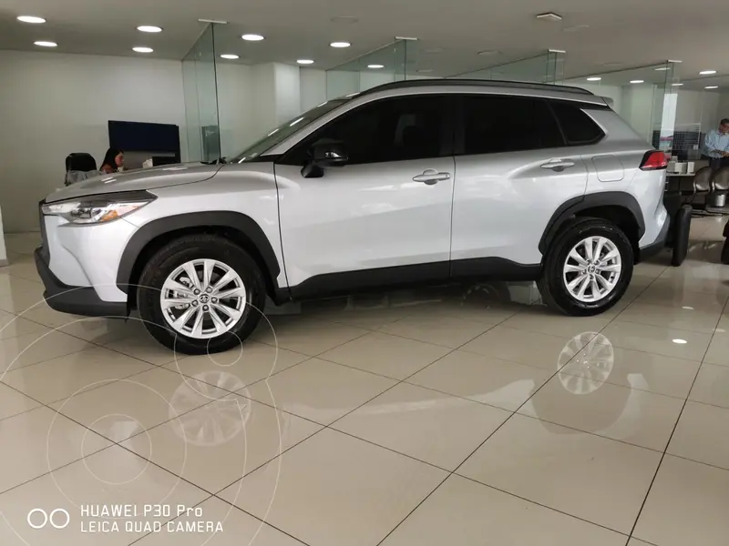 Foto Toyota Corolla Cross LE usado (2025) color plateado financiado en mensualidades(enganche $105,380 mensualidades desde $11,831)