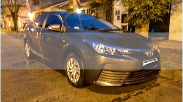Toyota Corolla 1.8 XLi usado (2017) color Gris Oscuro precio $680.000