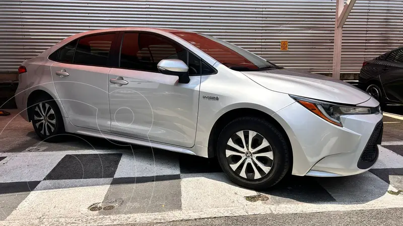 Foto Toyota Corolla LE Aut usado (2021) color plateado precio $380,000