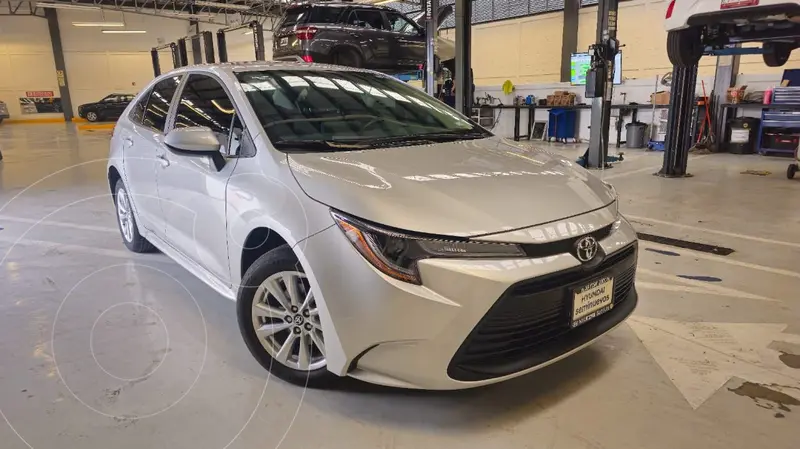 Foto Toyota Corolla LE Aut usado (2024) color plateado precio $425,900