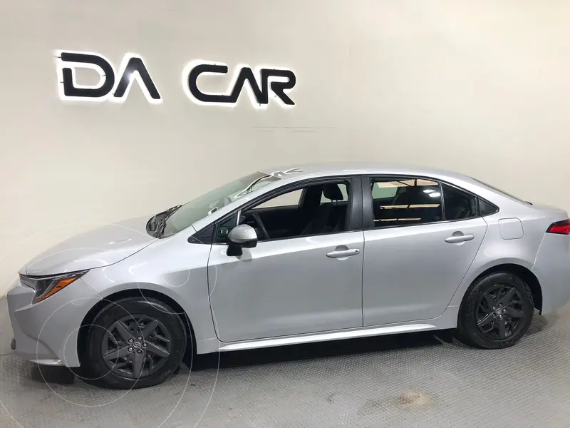 Foto Toyota Corolla Base Aut usado (2021) color plateado precio $318,000