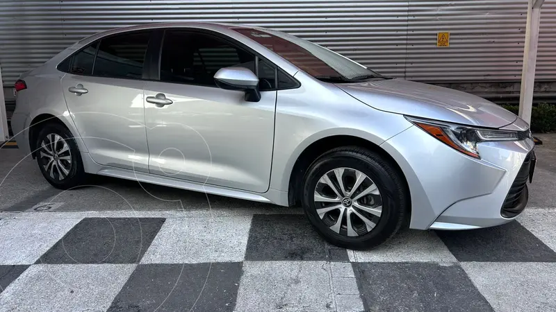 Foto Toyota Corolla LE Aut usado (2024) color plateado precio $460,000
