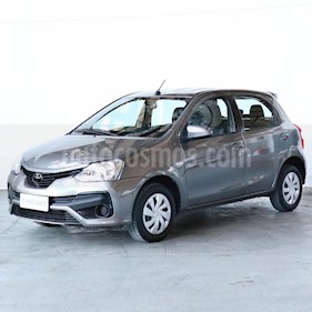 foto Toyota Etios Hatchback XS usado (2018) color Gris precio $660.000