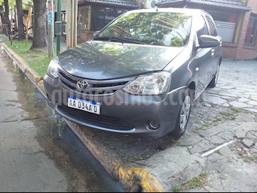 Foto Toyota Etios Hatchback XS usado (2016) color Gris Oscuro precio $400.000