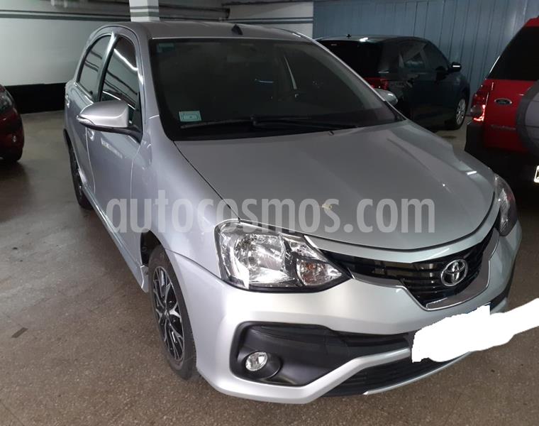 foto Toyota Etios Hatchback Platinum Aut usado (2017) color Gris Plata precio $970.000