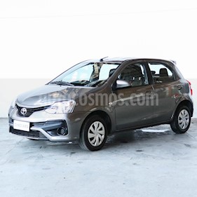 foto Toyota Etios Hatchback XS usado (2018) color Gris Oscuro precio $687.000