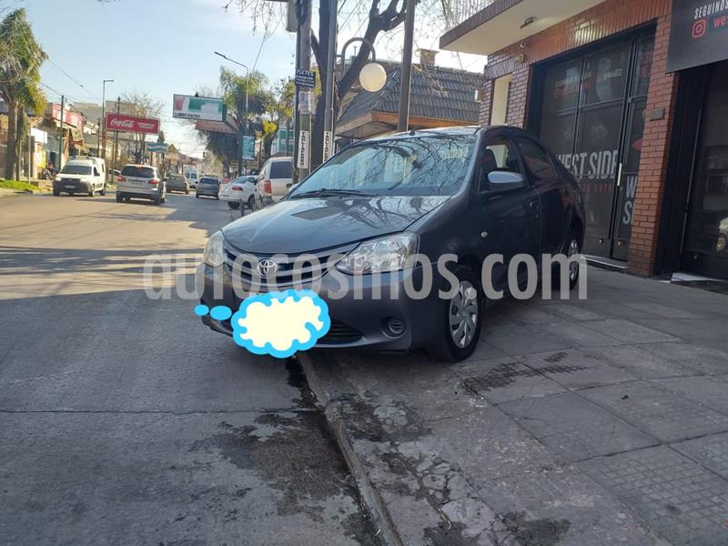 foto Toyota Etios Hatchback XS usado (2016) color Gris Oscuro precio $730.000