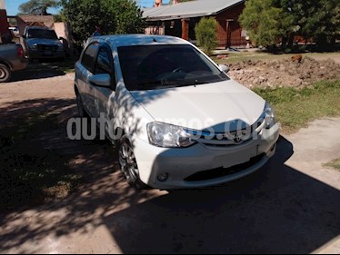 Toyota Etios Hatchback XLS 2015/2016 usado (2015) color Blanco precio $530.000