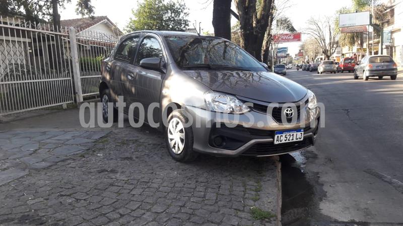 foto Toyota Etios Hatchback XS usado (2018) color Arena precio $950.000