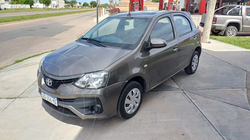 Foto Toyota Etios Hatchback X usado (2019) color MARRN precio $17.500.000