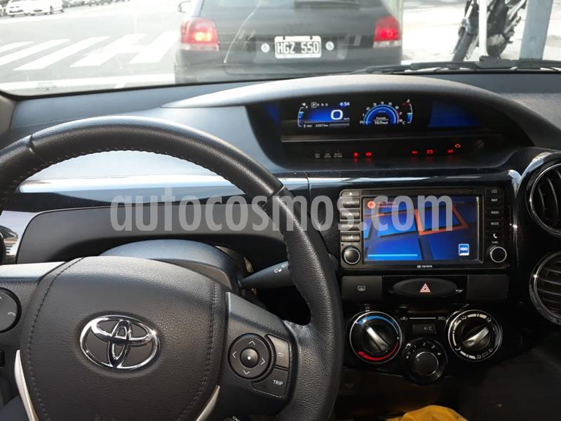 foto Toyota Etios Hatchback Platinum Aut 2016/17 usado (2017) color Gris Plata precio $974.000