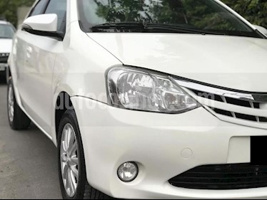 Toyota Etios Hatchback XLS usado (2014) color Blanco Perla precio $260.000
