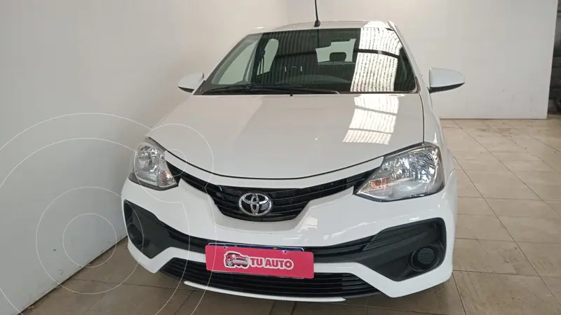 Foto Toyota Etios Hatchback X usado (2022) color Blanco precio $8.578.500
