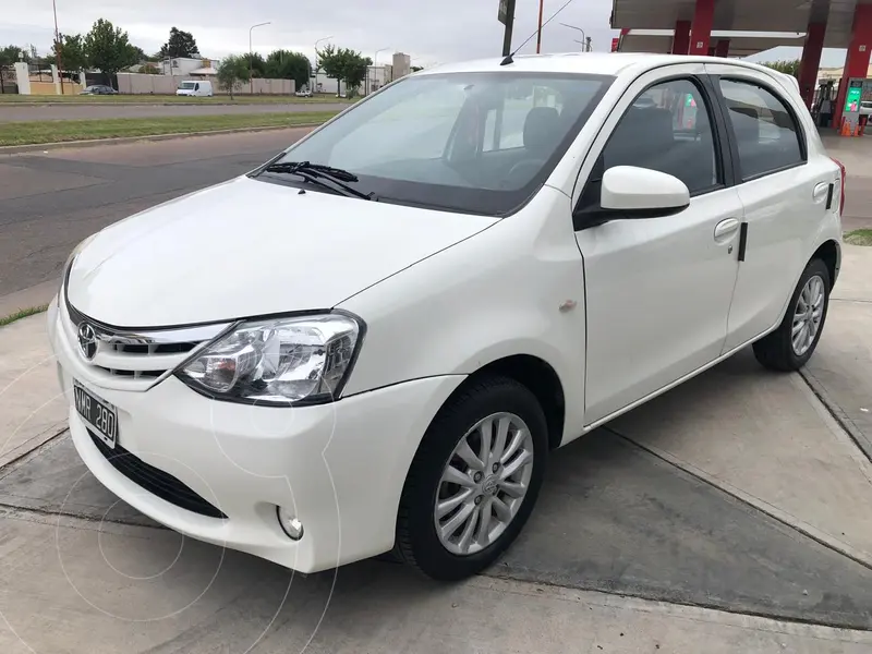 Foto Toyota Etios Hatchback XLS usado (2014) color Blanco precio $15.900.000