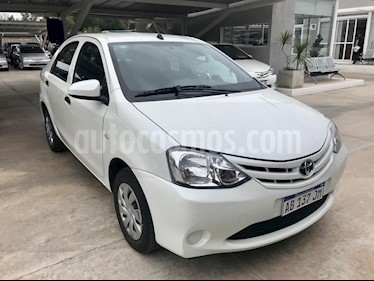 Toyota Etios Hatchback Cross Aut usado (2017) color Blanco precio $560.000