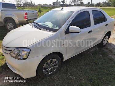 foto Toyota Etios Hatchback Cross Aut usado (2017) color Blanco precio $390.000