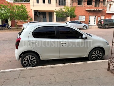 foto Toyota Etios Hatchback Platinum usado (2015) color Blanco Perla precio $340.000