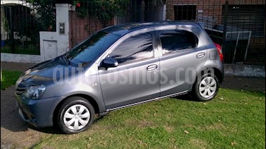 foto Toyota Etios Hatchback XS usado (2014) color Gris Oscuro precio $340.000