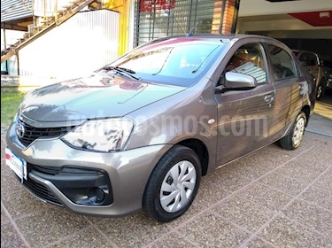 Toyota Etios Sedan XS 2016/17 usado (2018) color Gris Oscuro precio $111.111