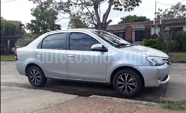 Toyota Etios Sedan Platinum Aut 2016/17 usado (2017) color Gris precio $795.000