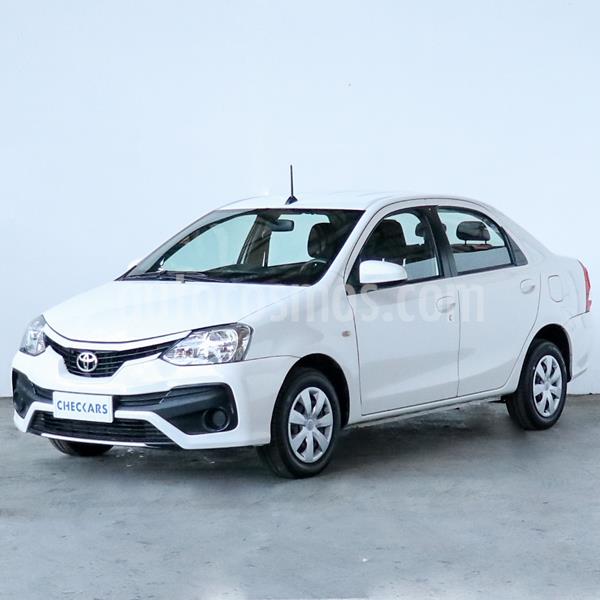 foto Toyota Etios Sedán XS usado (2017) color Blanco precio $785.700