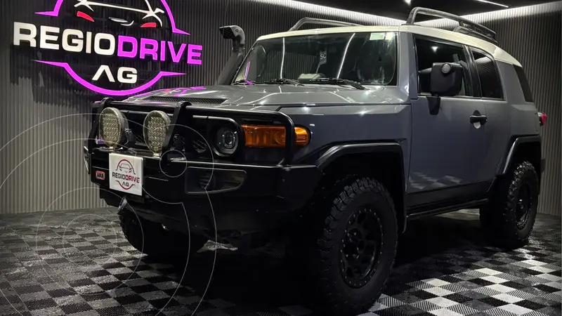 Foto Toyota FJ Cruiser Premium usado (2010) color Gris Platino precio $465,000