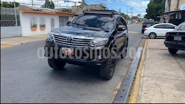 Toyota Fortuner 4.0L Aut 4x4 usado (2013) color Negro precio BoF28.800