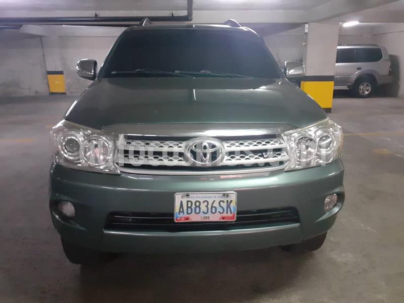 Toyota Fortuner 4.0L Aut 4x4 usado (2010) color Gris precio BoF16.500