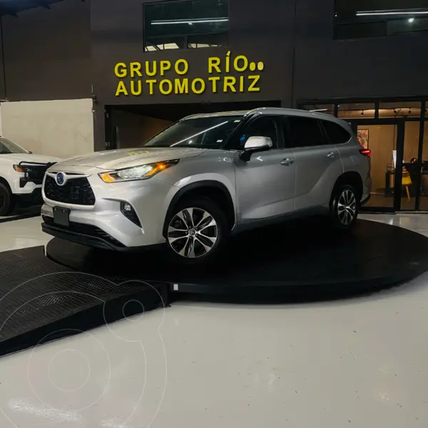 Foto Toyota Highlander HEV XLE usado (2023) color plateado financiado en mensualidades(enganche $95,428 mensualidades desde $20,119)