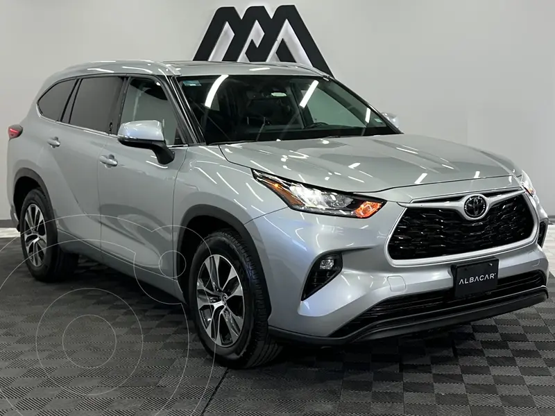 Foto Toyota Highlander XLE usado (2022) color plateado precio $599,999