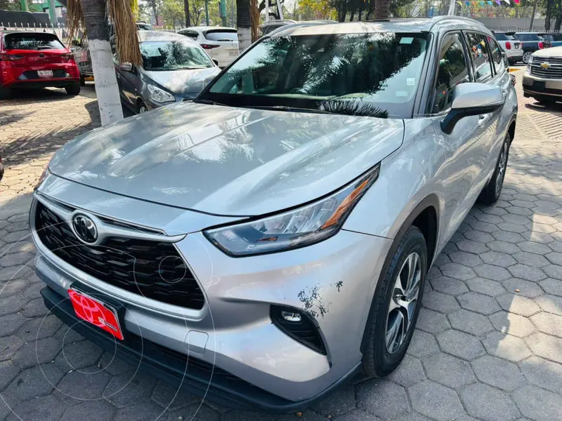 Foto Toyota Highlander XLE usado (2022) color Plata financiado en mensualidades(enganche $160,444 mensualidades desde $14,251)