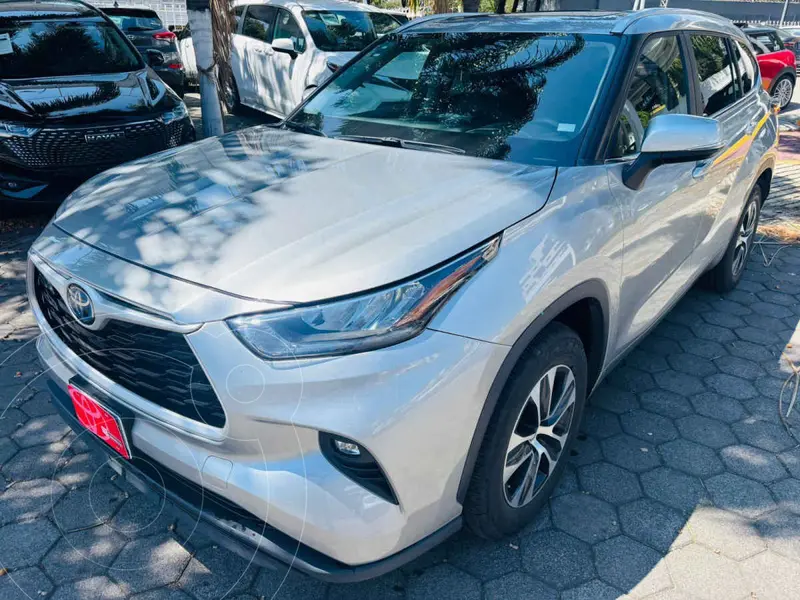 Foto Toyota Highlander XLE usado (2023) color Plata financiado en mensualidades(enganche $219,569 mensualidades desde $19,503)