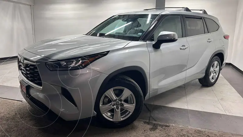Foto Toyota Highlander LE usado (2023) color Plata financiado en mensualidades(enganche $167,200 mensualidades desde $16,494)