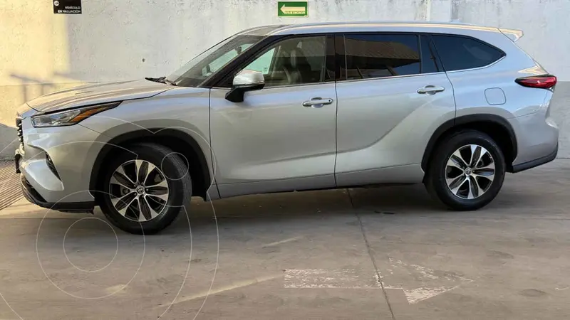 Foto Toyota Highlander XLE usado (2022) color Plata precio $699,000