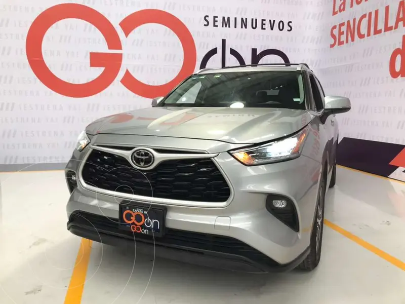 Foto Toyota Highlander XLE usado (2022) color plateado financiado en mensualidades(enganche $163,228 mensualidades desde $12,482)