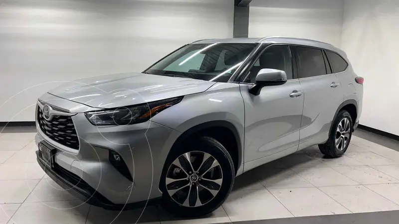 Foto Toyota Highlander XLE usado (2021) color Plata financiado en mensualidades(enganche $133,100 mensualidades desde $13,130)