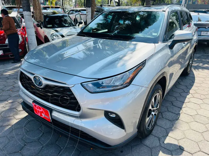 Foto Toyota Highlander XLE usado (2023) color Plata financiado en mensualidades(enganche $214,731 mensualidades desde $19,073)
