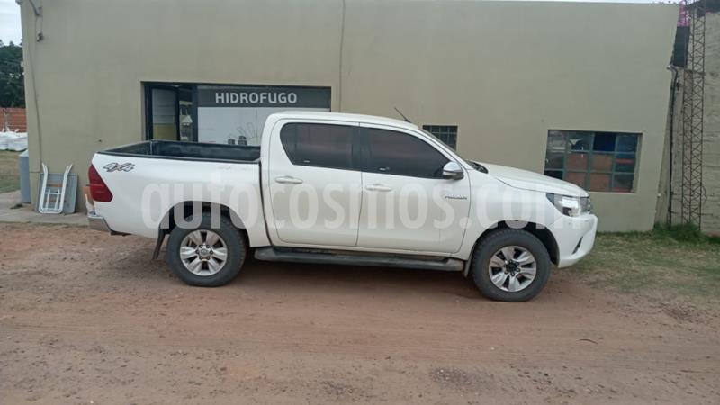 Toyota Hilux 2.8 4x4 SRV TDi DC usado (2017) color Blanco precio $2.200.000