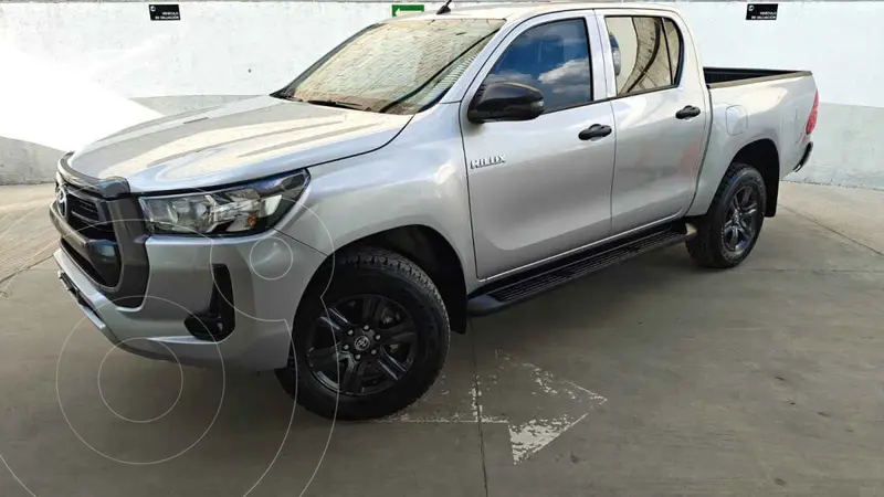 Foto Toyota Hilux Cabina Doble SR usado (2025) color Plata financiado en mensualidades(enganche $119,900 mensualidades desde $11,828)
