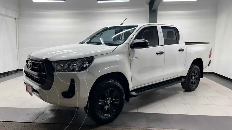 Foto Toyota Hilux Cabina Doble SR usado (2024) color Blanco financiado en mensualidades(enganche $118,800 mensualidades desde $11,720)