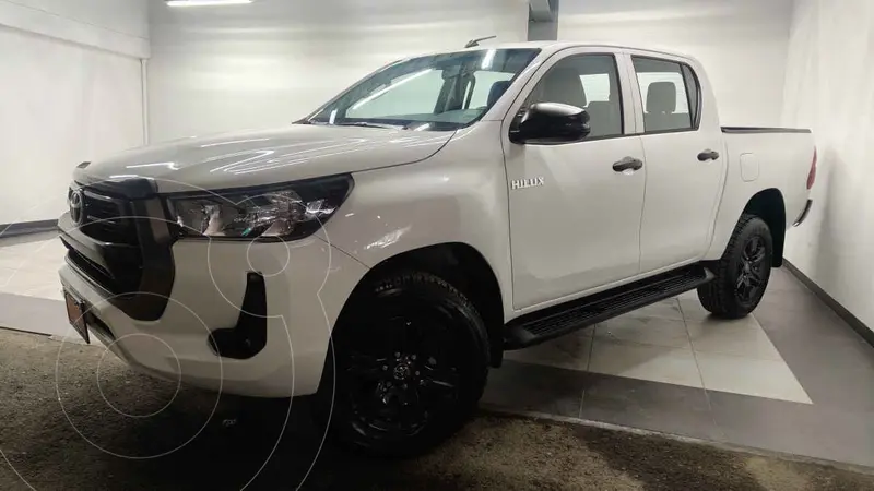 Foto Toyota Hilux Cabina Doble SR usado (2024) color Blanco financiado en mensualidades(enganche $116,600 mensualidades desde $11,502)