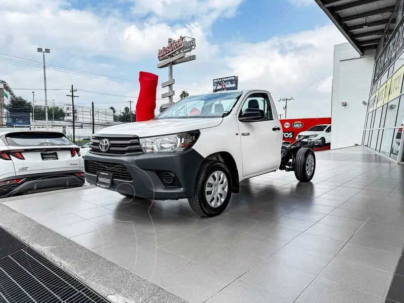 Foto Toyota Hilux Chasis Cabina usado (2024) color Blanco financiado en mensualidades(enganche $96,580 mensualidades desde $9,883)