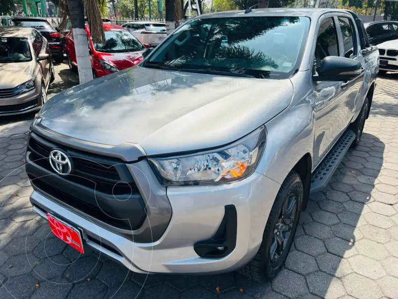 Foto Toyota Hilux Cabina Doble SR usado (2023) color Plata precio $467,000