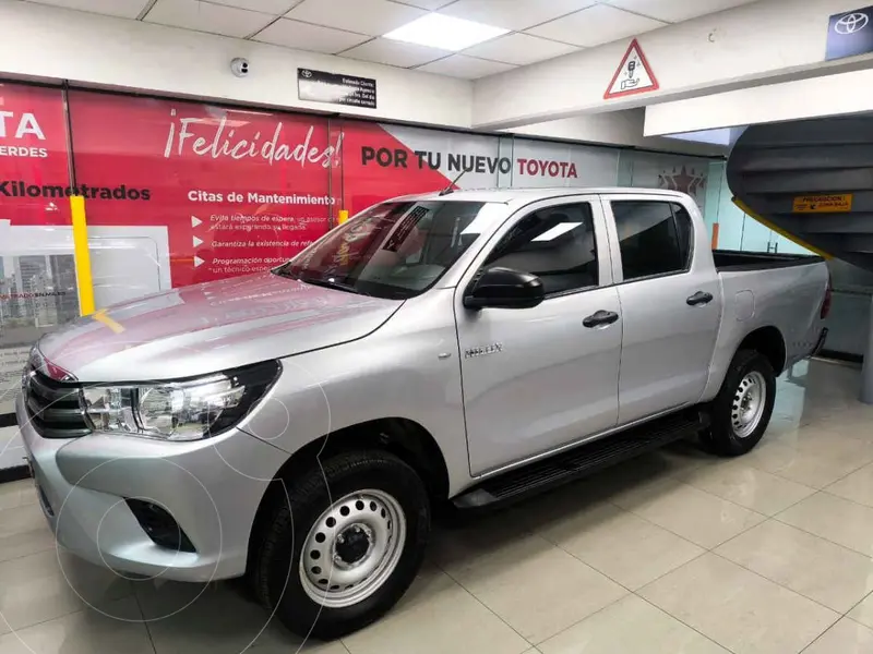 Foto Toyota Hilux Cabina Doble Base usado (2024) color Plata financiado en mensualidades(enganche $95,260 mensualidades desde $9,397)