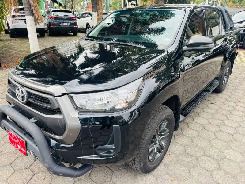 Foto Toyota Hilux Cabina Doble SR usado (2023) color Negro financiado en mensualidades(enganche $125,506 mensualidades desde $11,148)