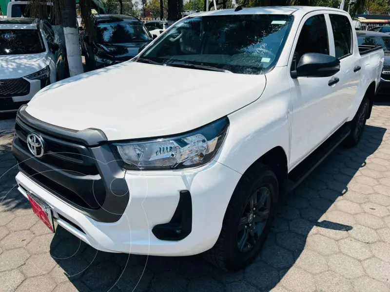 Foto Toyota Hilux Cabina Doble SR usado (2024) color Blanco financiado en mensualidades(enganche $149,694 mensualidades desde $13,296)