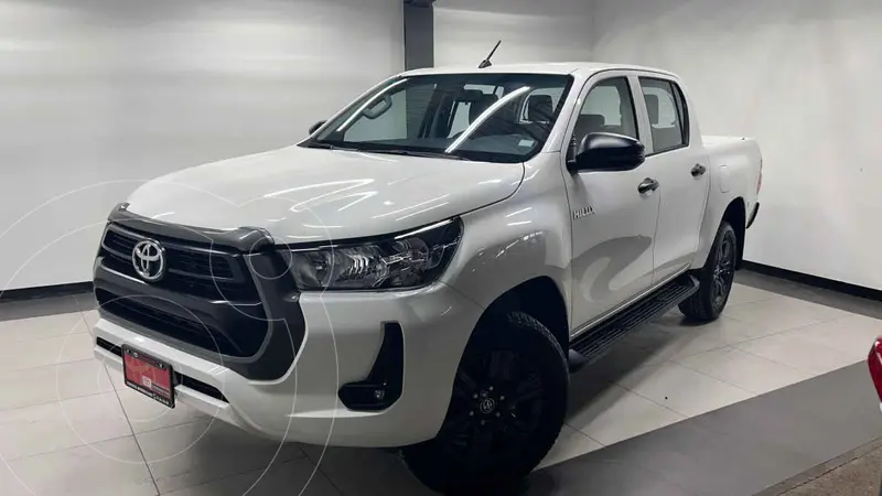 Foto Toyota Hilux Cabina Doble SR usado (2025) color Blanco financiado en mensualidades(enganche $121,000 mensualidades desde $11,937)